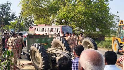 Sitapur: Tractor-trolley overturned uncontrollably on Sidhauli Misrikh road, killing two farmers.