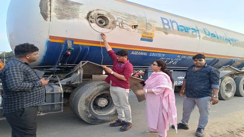 LPG filled tanker overturns after losing control on highway in Kasganj