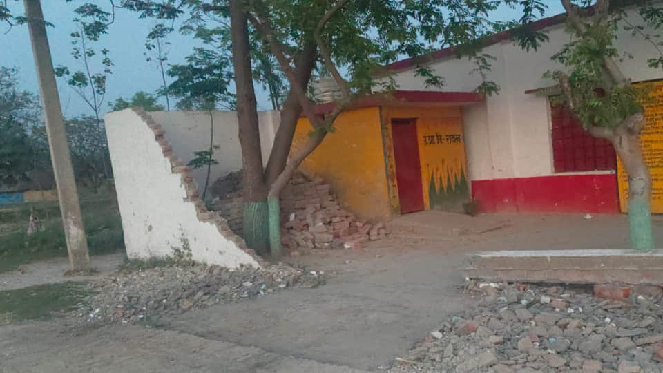 टूटी पड़ी बाउंड्री