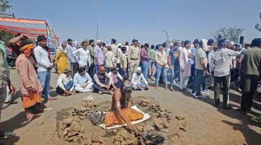 धरना देते संत समाज के लोग