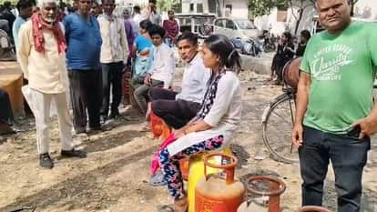 Amar Ujala Investigation Consumers in Lucknow Ask Where Are Gas Cylinders Going After Arriving?