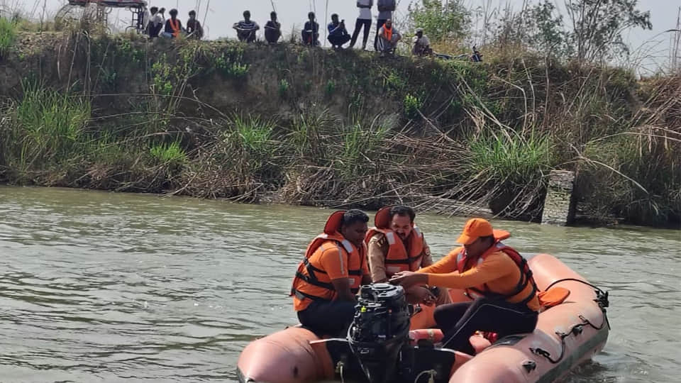 युवक की तलाश करती एसडीआरएफ टीम