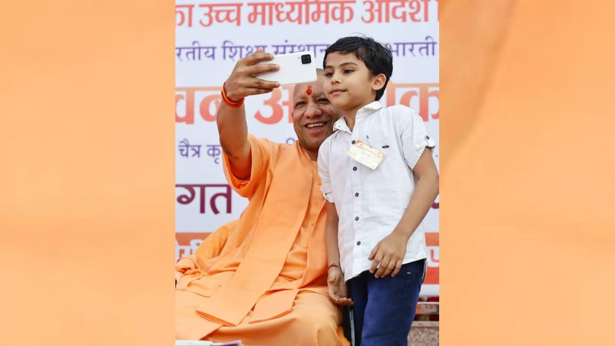 Chief Minister Yogi fulfilled the child's wish, won hearts by taking a selfie