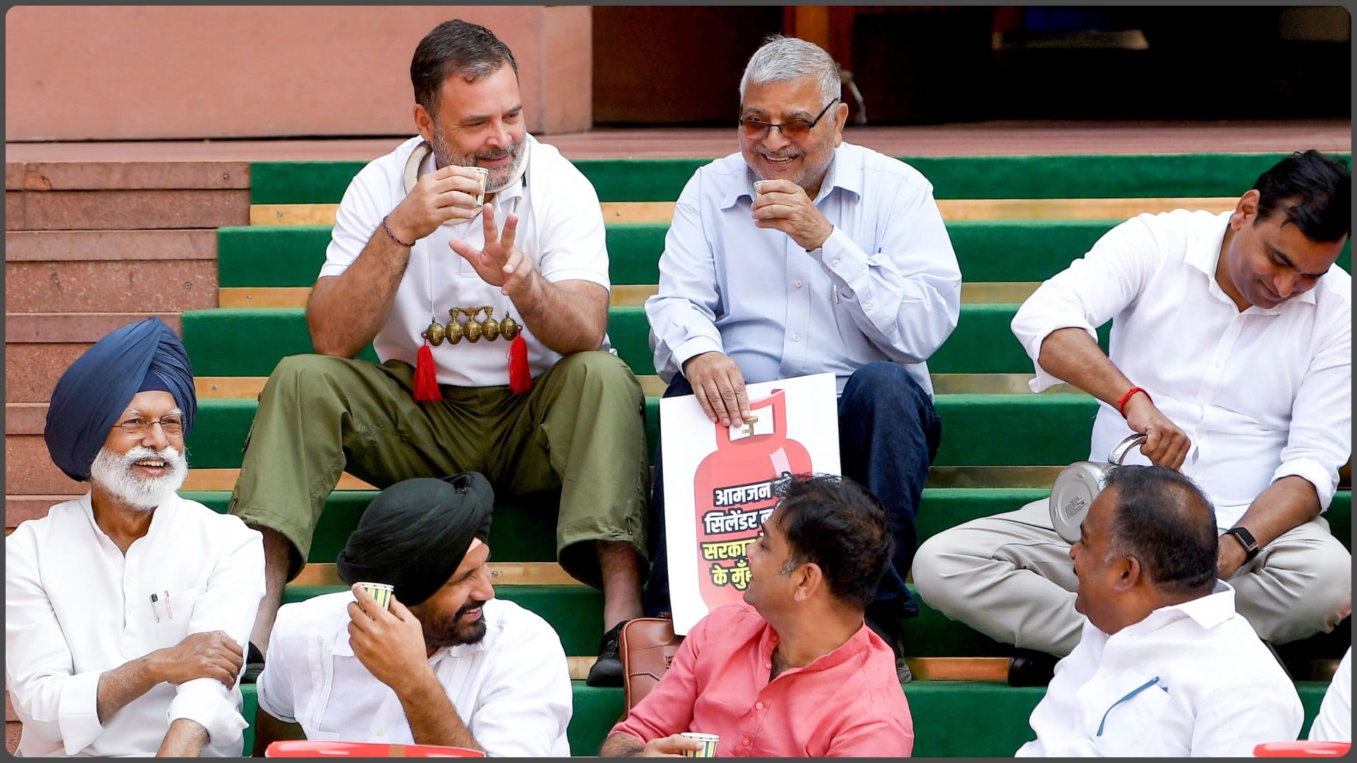 संसद परिसर में चाय पीते राहुल गांधी और अन्य नेता