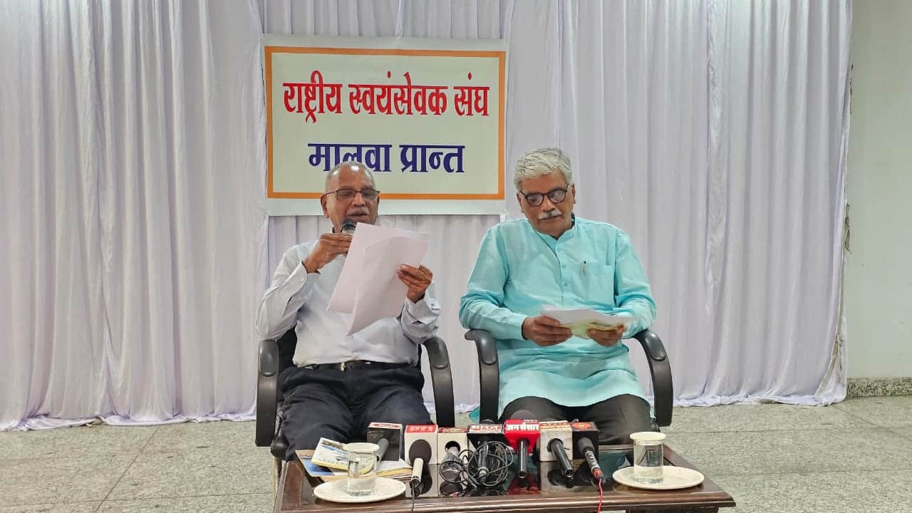 आरएसएस के प्रांत संघचालक प्रकाश शास्त्री जानकारी देते हुए।