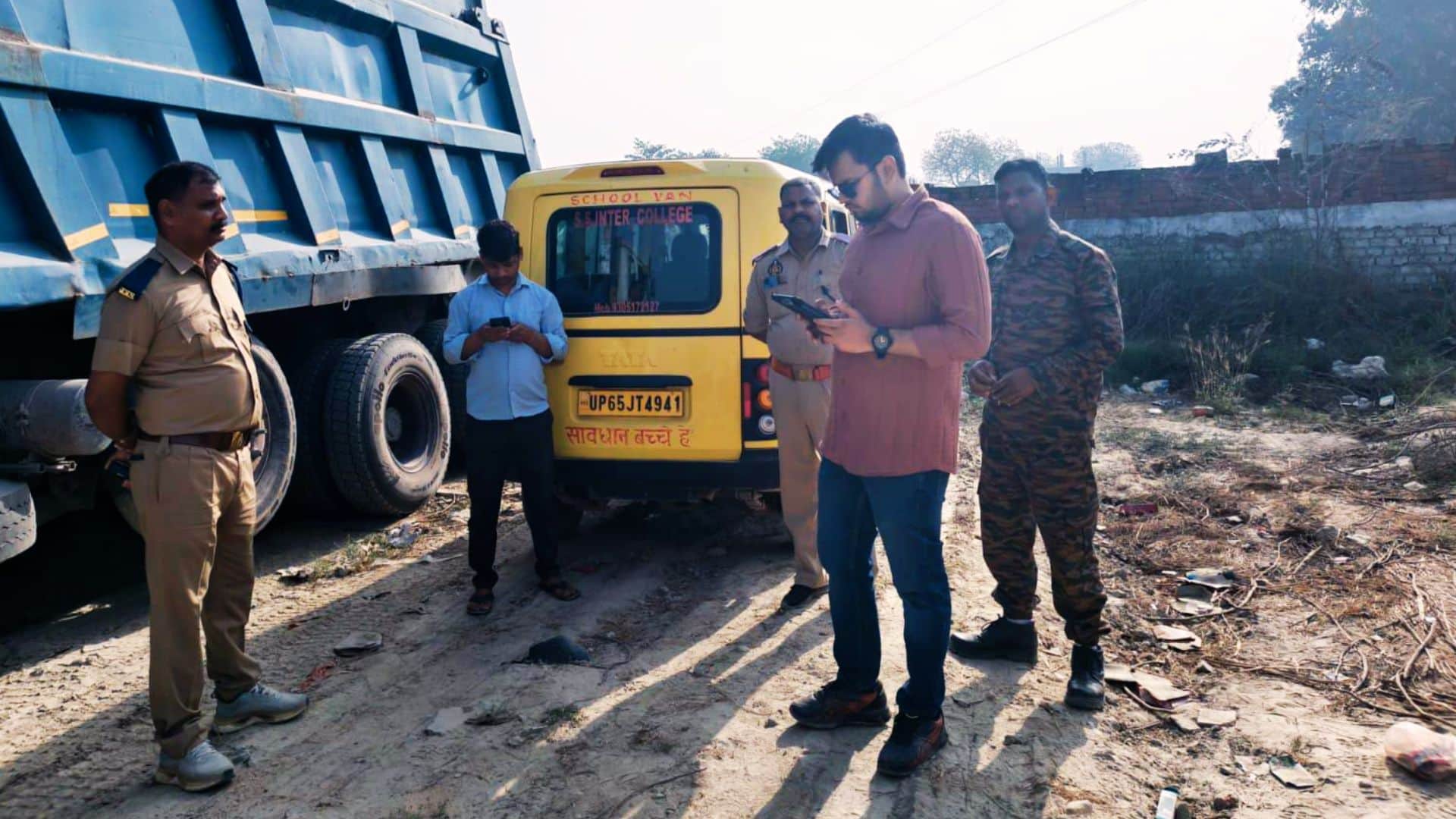 अनफिट वाहनों के खिलाफ कार्रवाई करती टीम