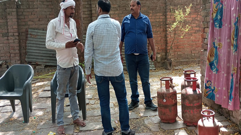 Kanpur: One Arrested on Charges of Illegal Cylinder Refilling Amidst Gas Shortage