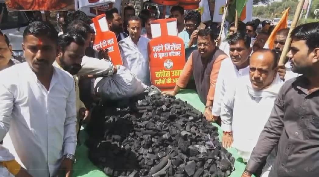 कांग्रेस कार्यकर्ताओं ने दुकानदारों को कोयला बांटा