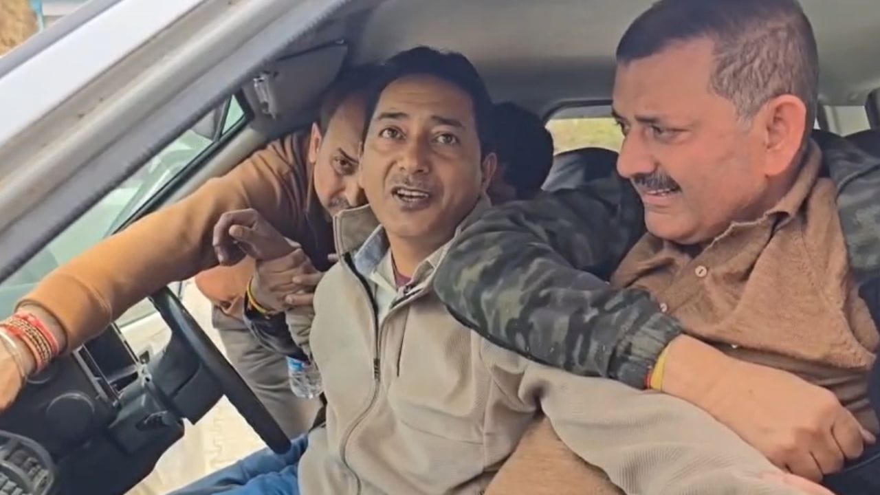 बिजली विभाग के इंस्पेक्टर रिश्वत लेते रंगे हाथ पकड़ा गया