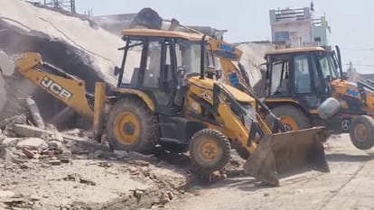 एचपीसीएल प्लांट हत्याकांड:बदायूं में मिट्टी में मिला आरोपी अजय प्रताप सिंह  का रसूख, दुकानों पर चला बुलडोजर - Bulldozer Runs Over Shop Of Accused In  Murder Of Hpcl ...