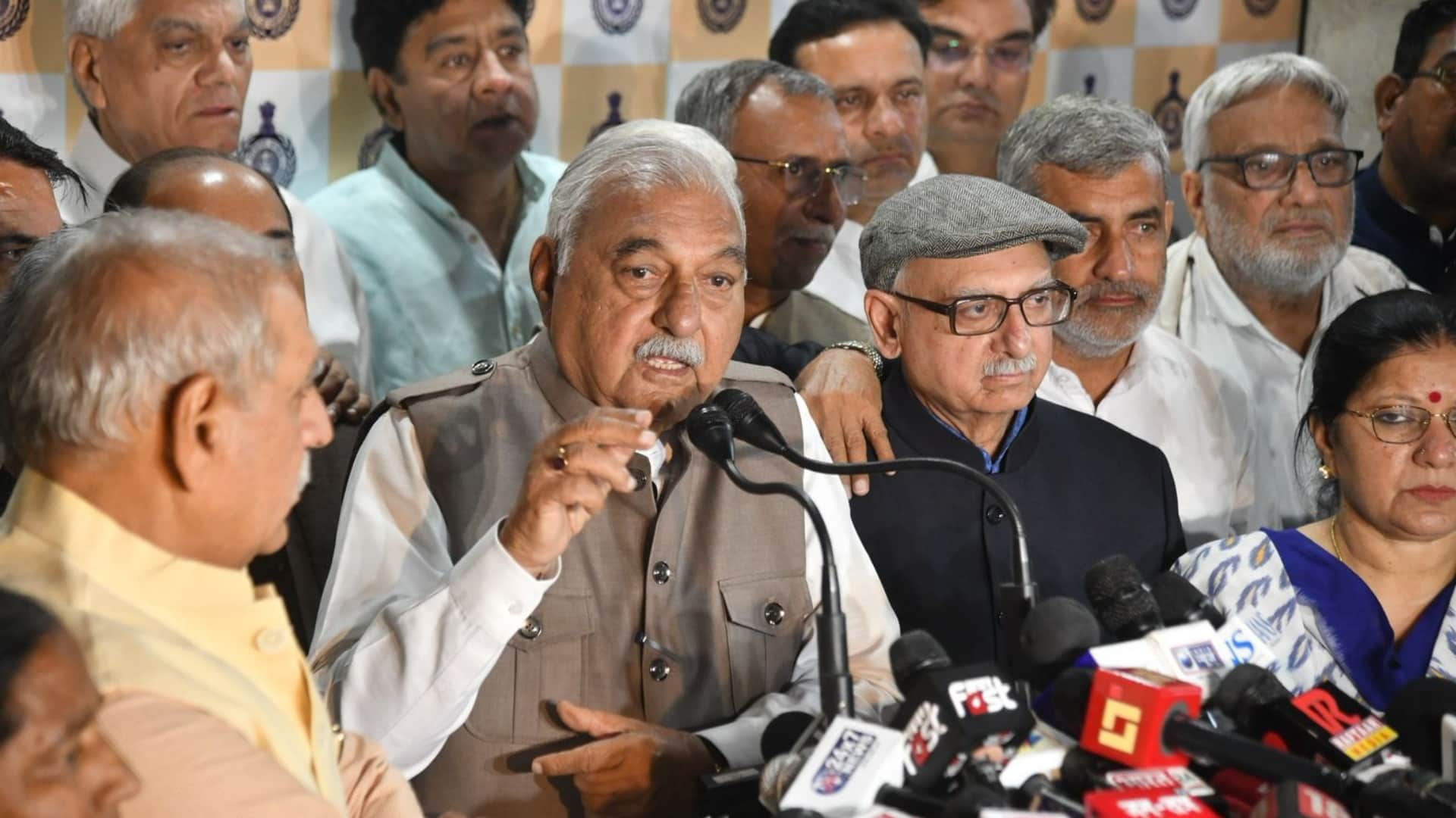 पत्रकारों से बात करते भूपेंद्र हुड्डा