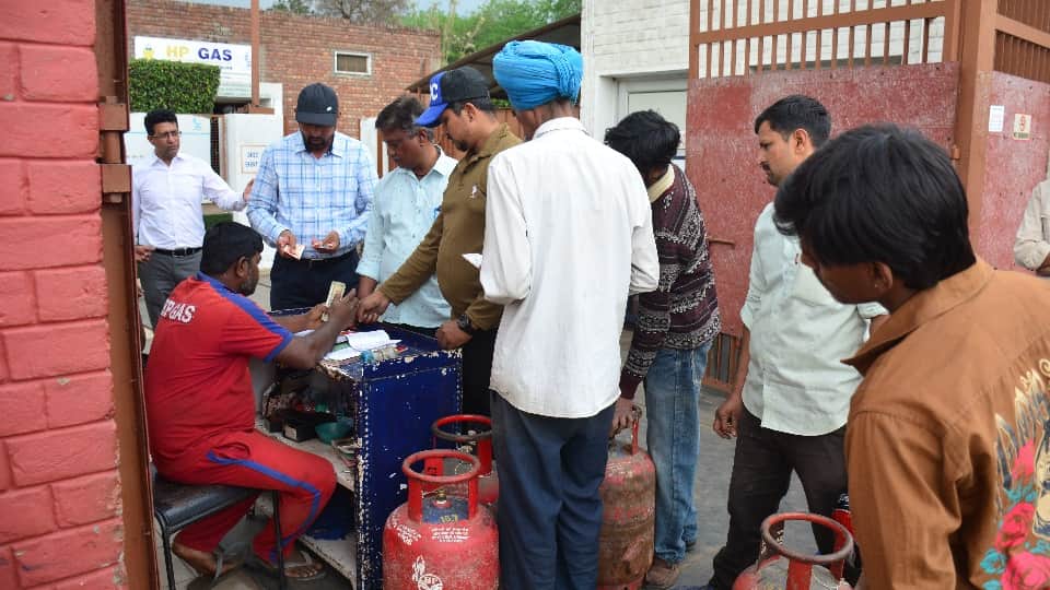 चंडीगढ़ सेक्टर 25 गैस एजेंसी से सिलिंडर लेने के लिए पहुंचे हुए लोग
