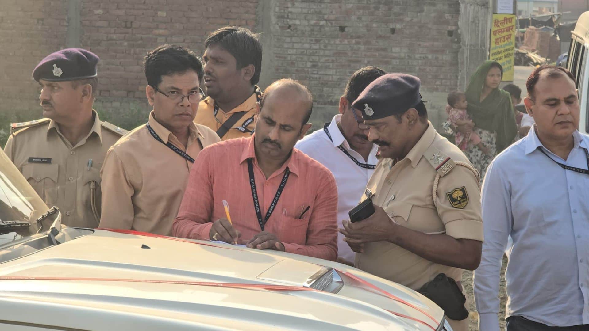 छापेमारी करके बाहर निकलते अफसर