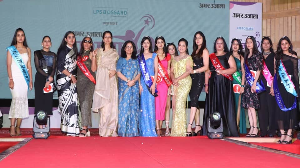 फैशन शो में भाग लेने वाली मॉडल्स मुख्य अतिथि ममता यादव के साथ