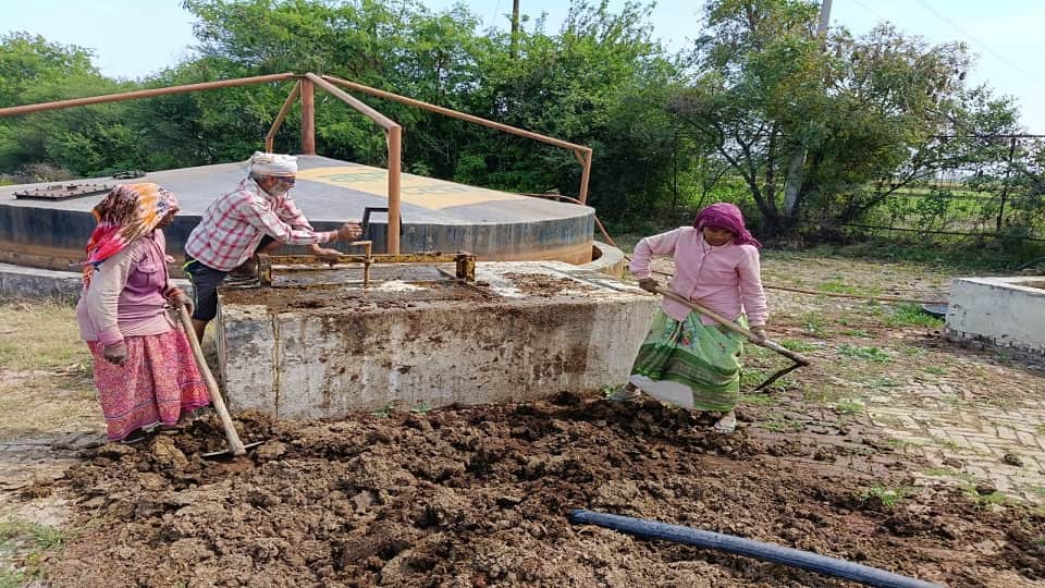 गभाना के गांव ओगर नगला राजू में स्थित बायोगैस प्लांट