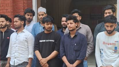 गंगा में इफ्तार पार्टी करने वाले आरोपी युवक।