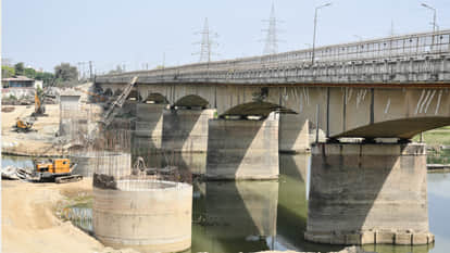 The lane of Rapti bridge will remain closed till April, heavy vehicles will not be able to come