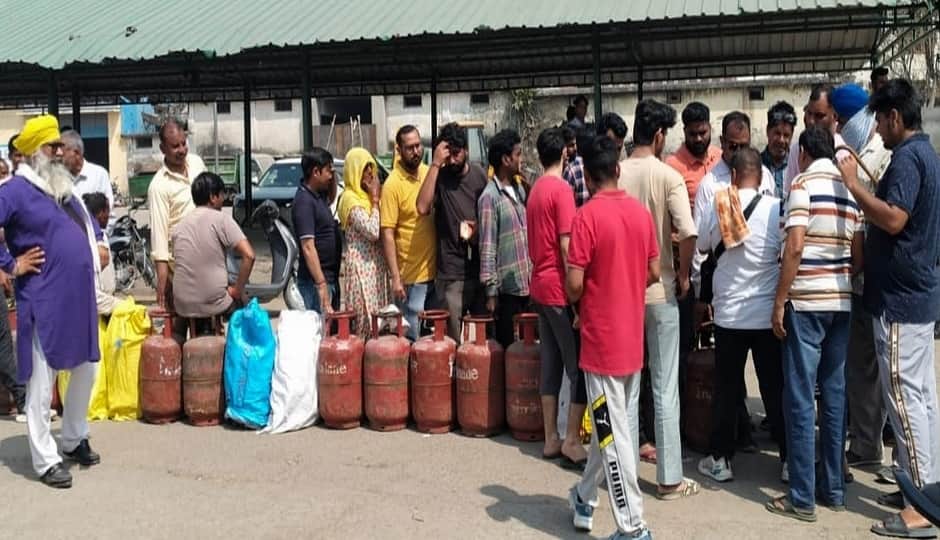 गैस एजेंसी के बाहर सिलिंडर लेने के लिए लगी लंबी कतार।