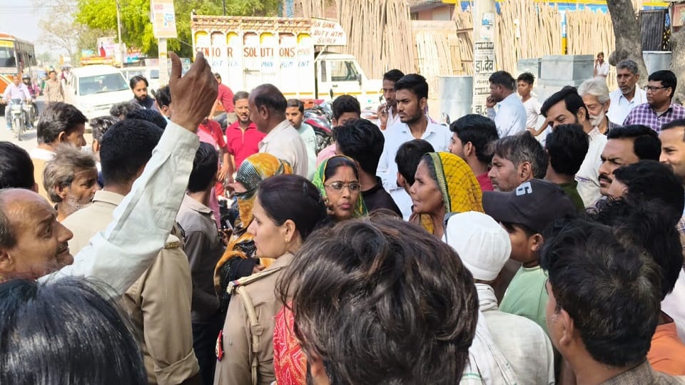 Women Protest Over LPG Shortage in Mainpuri Block Road