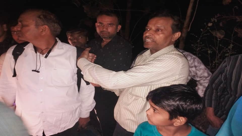 घटना की जानकारी देते पीड़ित व्यापारी।