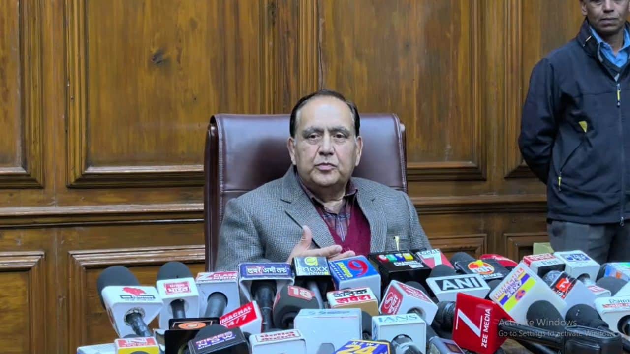 हिमाचल प्रदेश विधानसभा के अध्यक्ष कुलदीप सिंह पठानिया प्रेस वार्ता को संबोधित करते हुए।