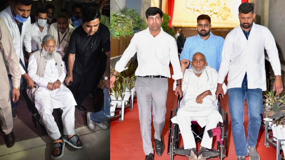 व्हील चेयर पर अपना वोट डालने पहुंचे