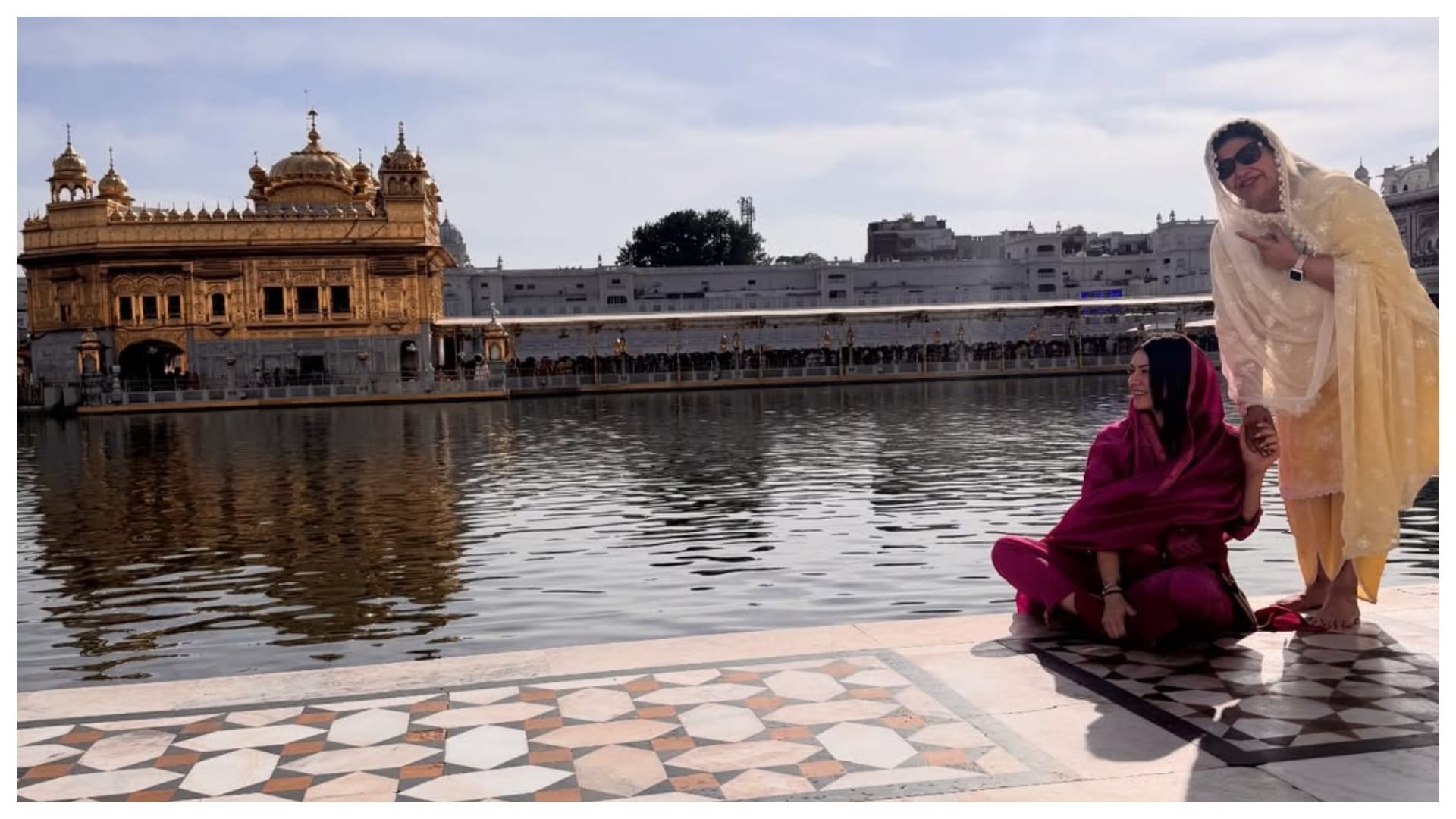 After Divorce With Sohael Khaturiya Hansika Motwani Visits Golden Temple Shares Photos