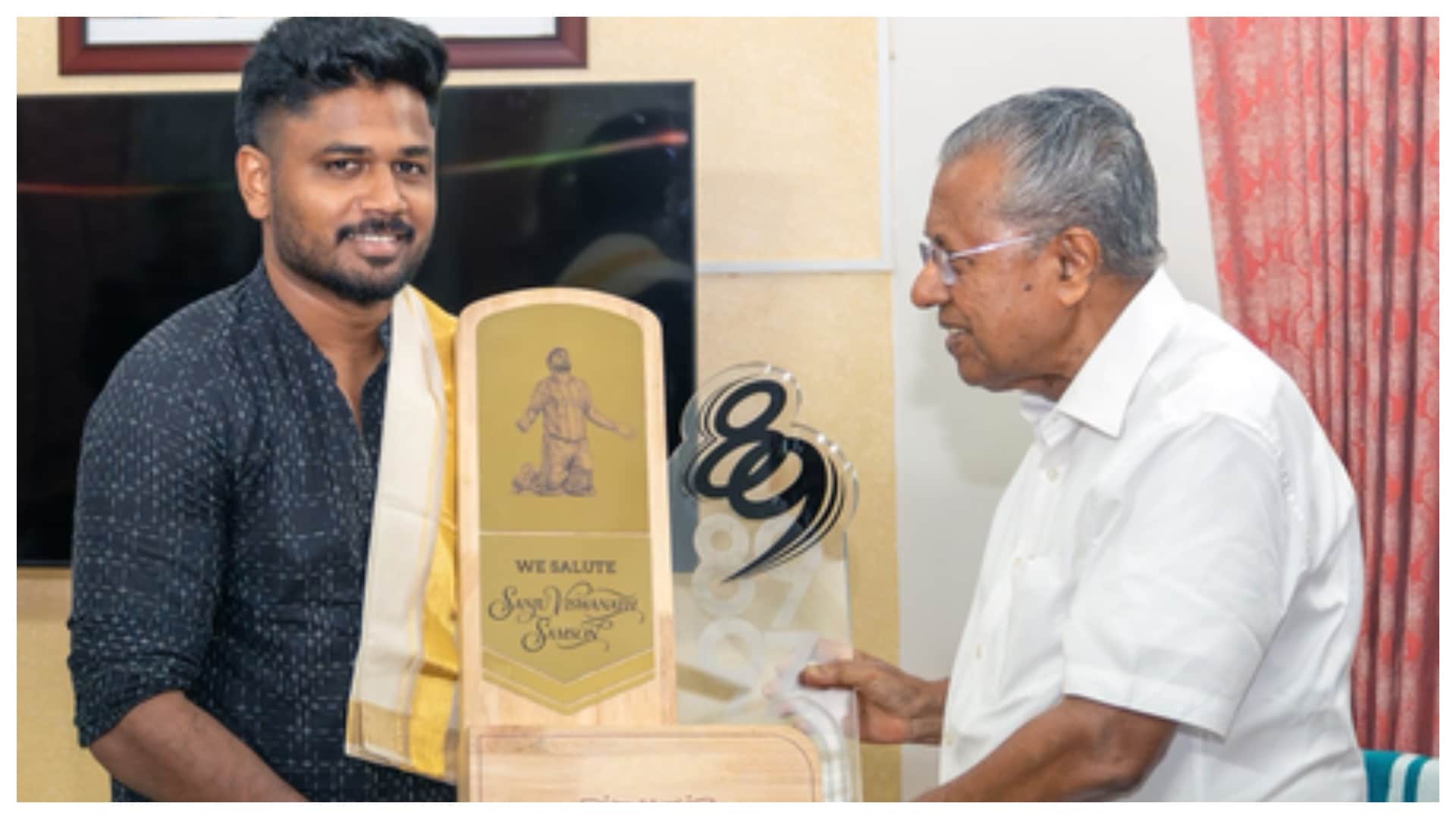 केरल के मुख्यमंत्री पिनरई विजयन के साथ सैमसन