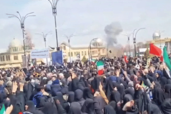 ईरान में प्रदर्शन करते लोग।