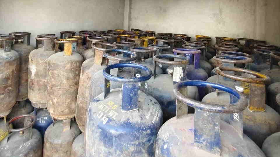 Rishikesh: Supply Department Raids Lakkadghat Area; Cache of Commercial Gas Cylinders Seized from Shop