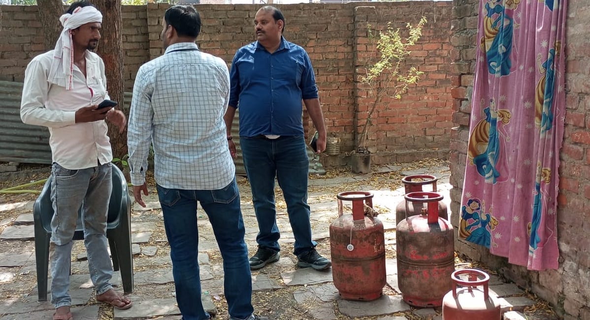 Kanpur Hawker Caught Illegally Refilling Cylinders Three Domestic Cylinders and 76 Caps Recovered