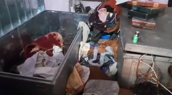 घर पर बिखरा पड़ा सामान