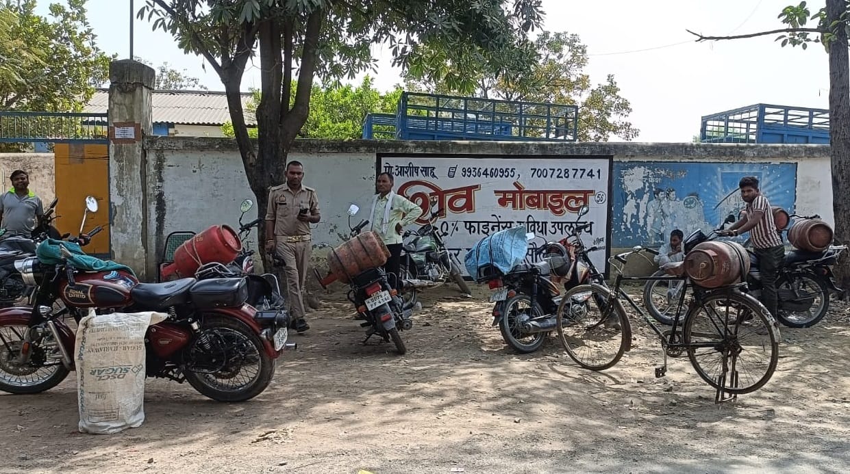 Kanpur Be on Alert if You Receive Call or Message for Gas Booking Accounts Are Drained Instantly Upon Clicking