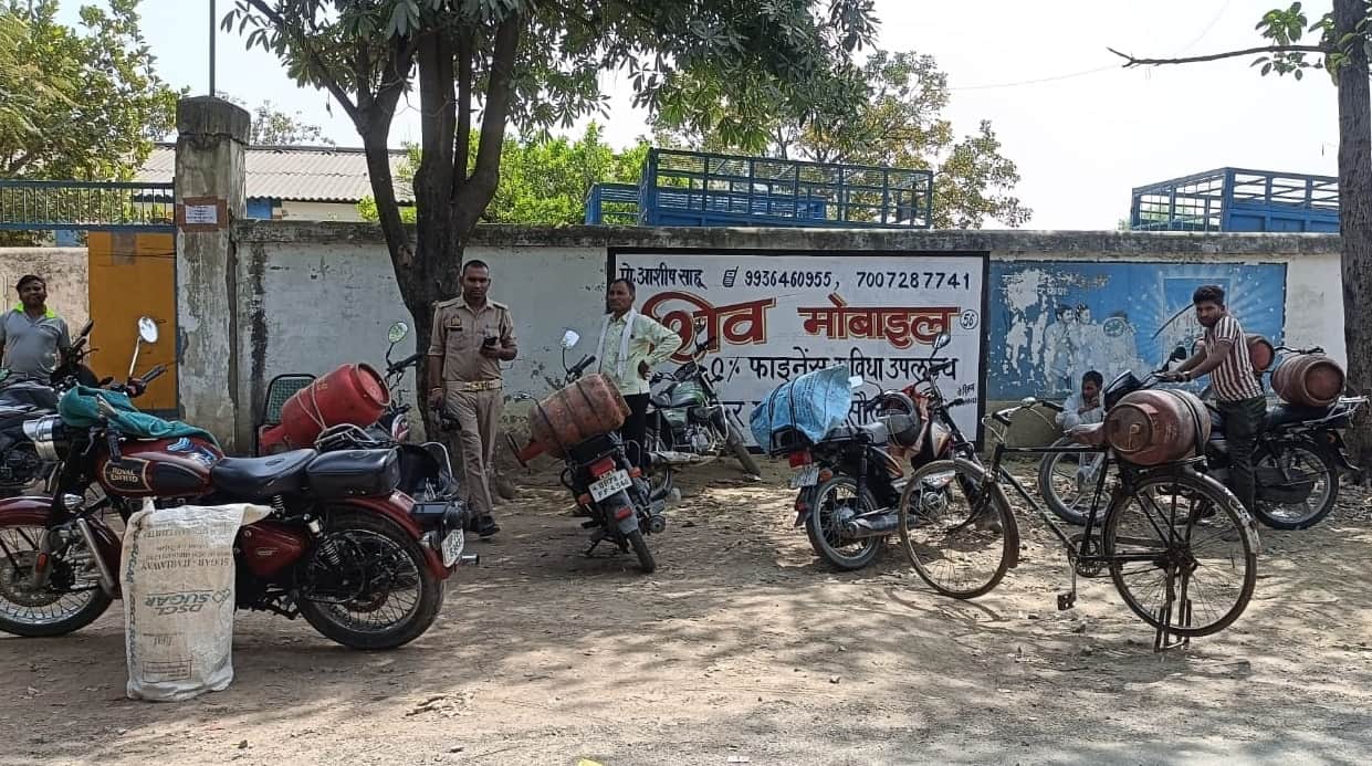 भारत गैस एजेंसी के सामने सिलिंडर न मिलने पर वापस लौटते उपभोक्ता