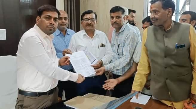 किसानों ने उपजिलाधिकारी को सौंपा ज्ञापन