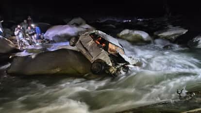 Vehicle falls into ditch in Bhaderwah dead body of one person found