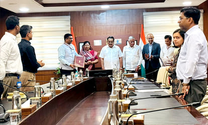 लोक स्वास्थ्य यांत्रिकी मंत्री संपतिया उइके और केन्द्रीय जल शक्ति मंत्री सी.आर. पाटिल