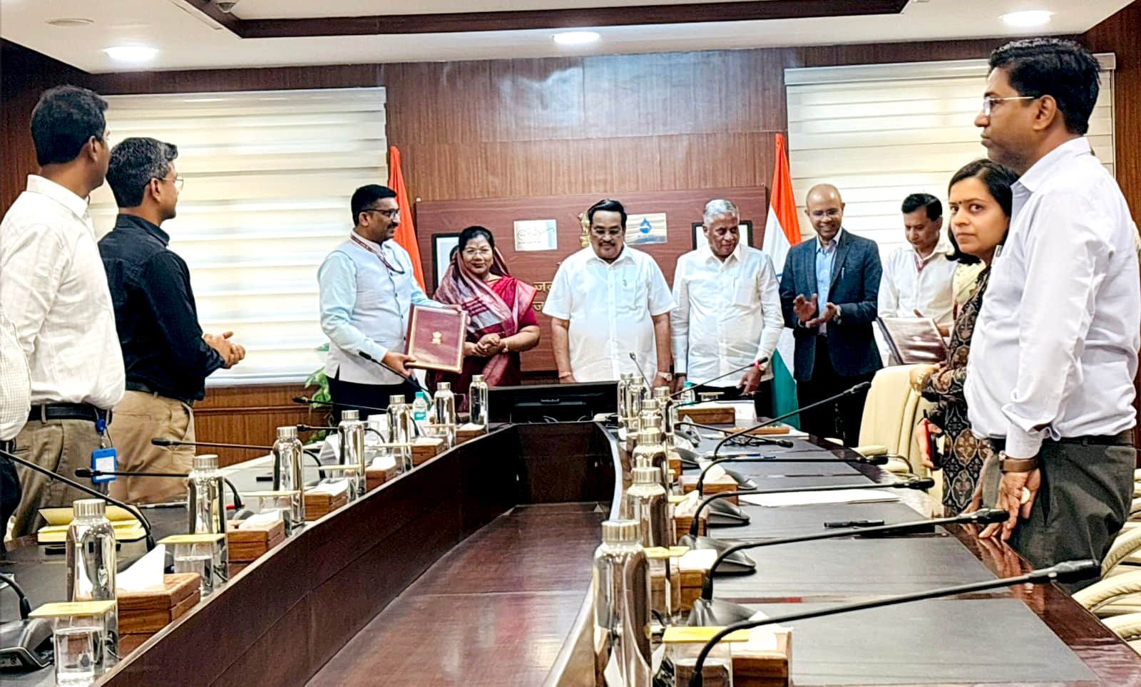 लोक स्वास्थ्य यांत्रिकी मंत्री संपतिया उइके और केन्द्रीय जल शक्ति मंत्री सी.आर. पाटिल