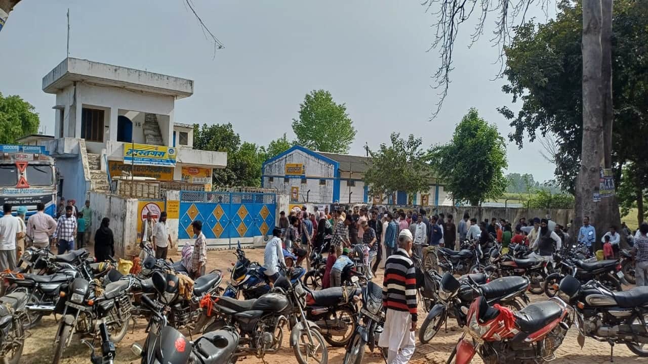 अमरिया में सिलिंडर के लिए लगी उपभोक्ताओं की कतार