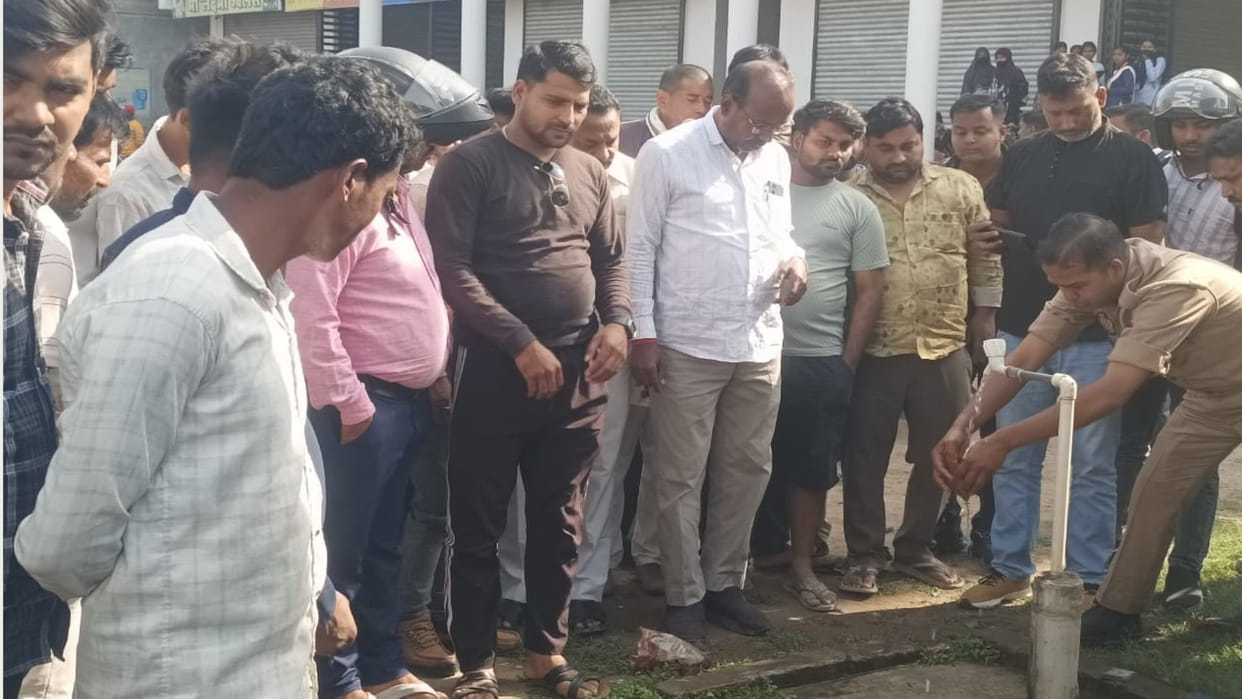The body of a young man was found in a drain near the Maharajganj bus station, causing a stir.
