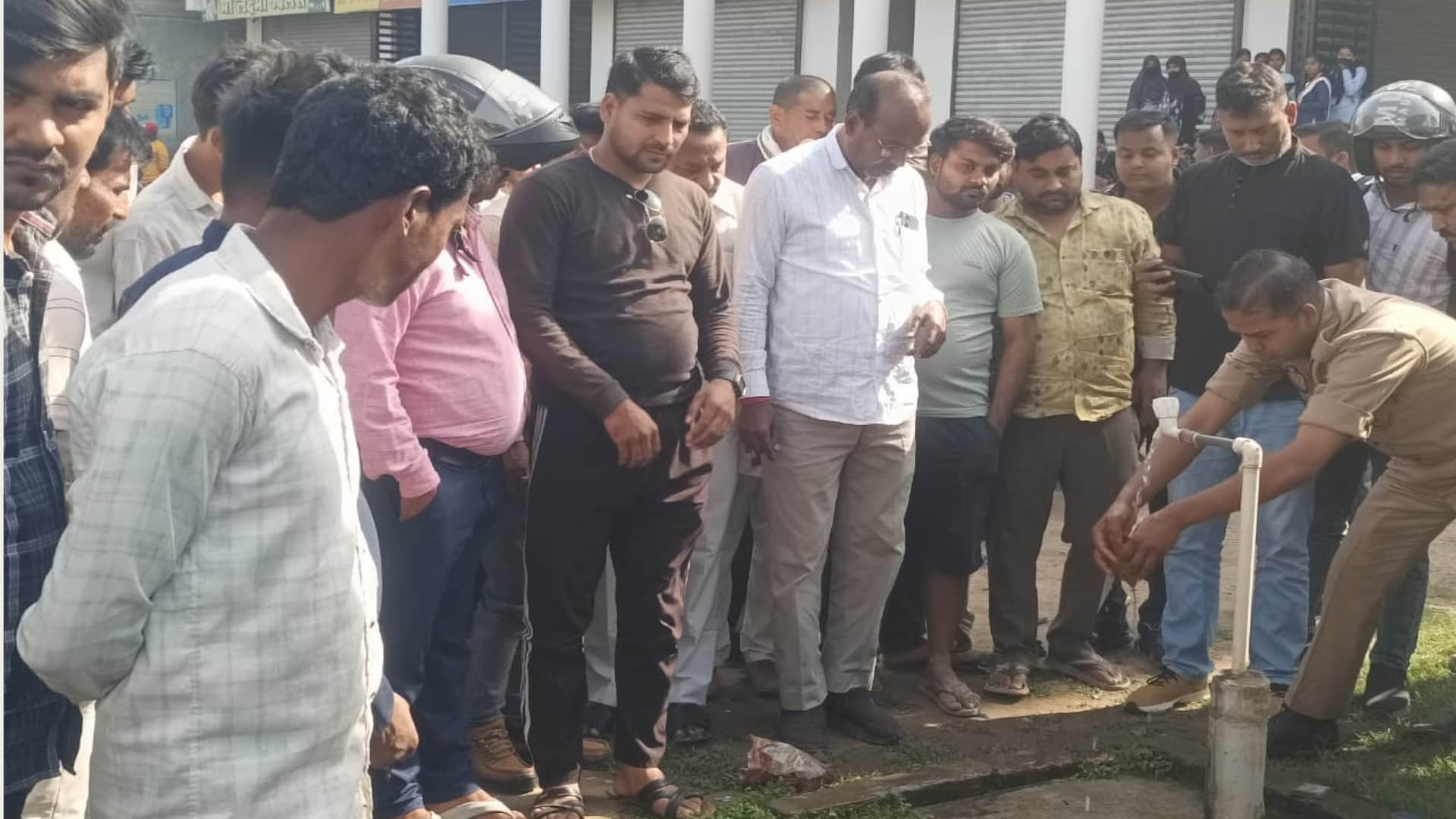 शव बाहर निकालने के बाद पुलिसका सहयोग करते स्थानीय लोग