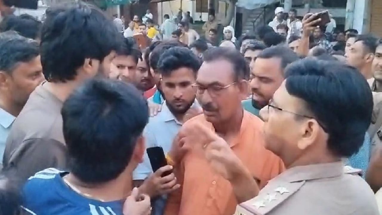 मौत के बाद हंगामा करते लोग
