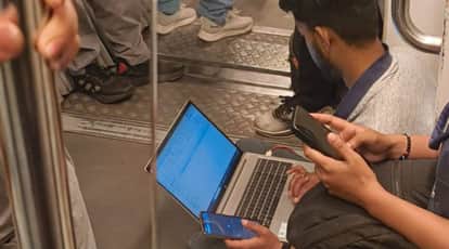 Delhi metro man working on laptop sitting on the floor after manager call video goes viral