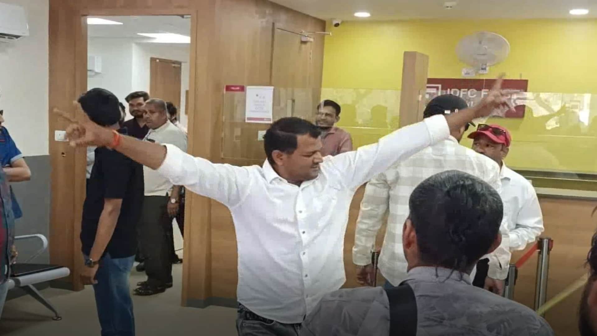 बैंक में ढोल लेकर पहुंचा किसान