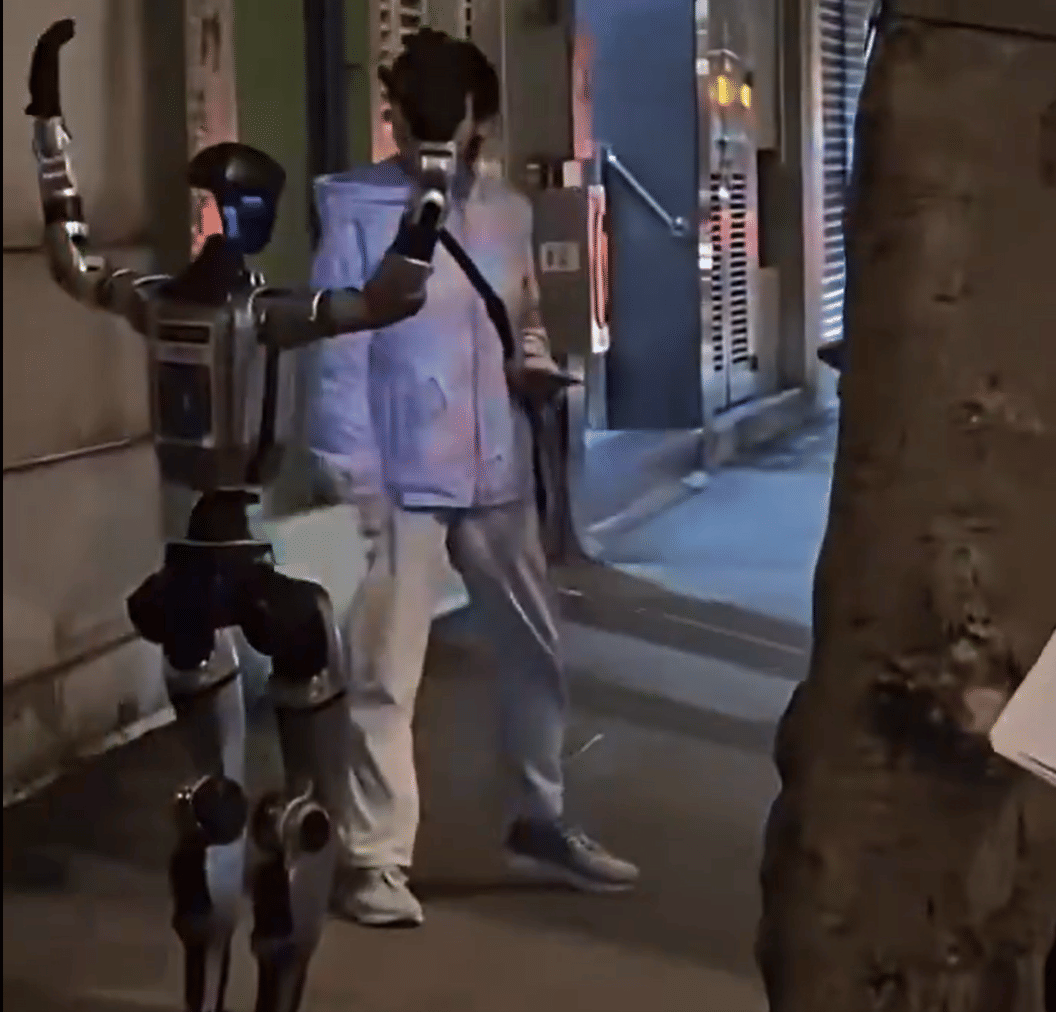 पहला ह्यूमनॉइड रोबोट जिसे पुलिस ने गिरफ्तार कर लिया है।