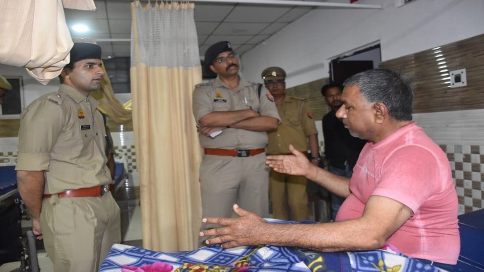 पुलिस को घटना की जानकारी देते मरीज सुधीर