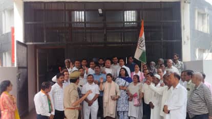Congress workers submitted memorandum to DM in Ghaziabad on discrimination in gas booking