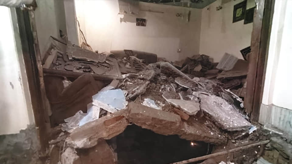 पूर्व विधायक के घर धमाका