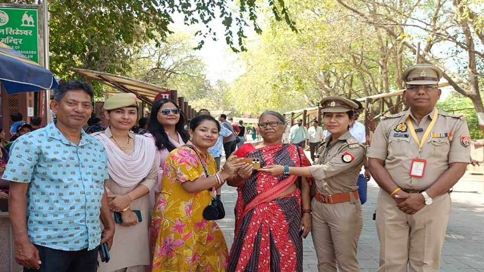 पर्यटक का खोया मोबाइल 30 मिनट में खोजा।
