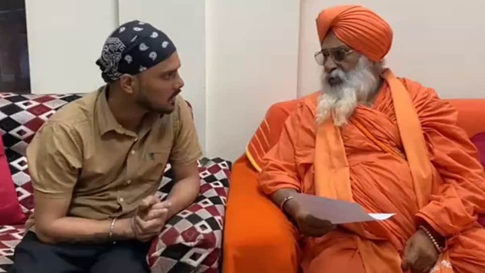 संत सीचेवाल के साथ युवक